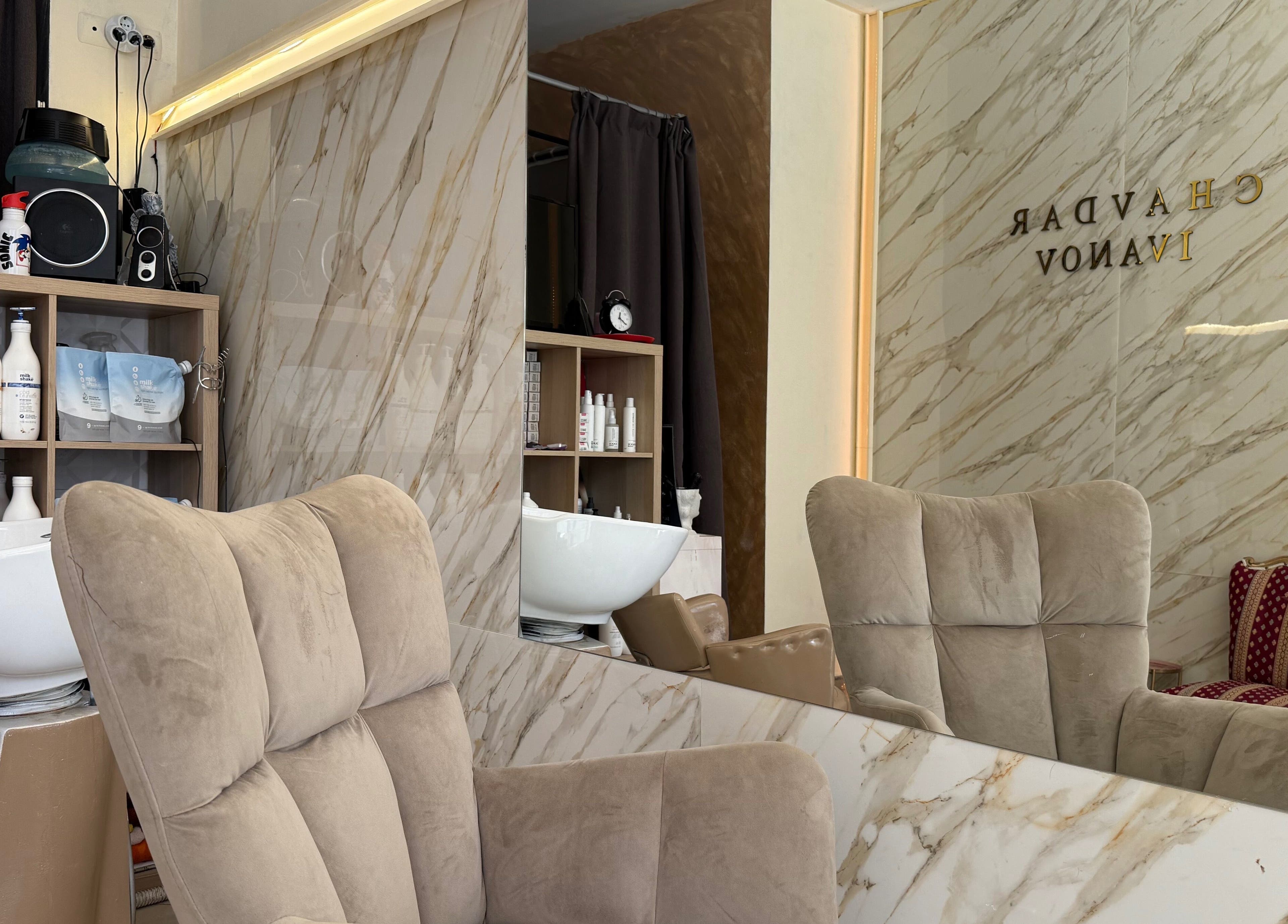 Модерен салон с удобни кресла в Beauty Club by Chavdar Ivanov, Варна, Варна, BG.