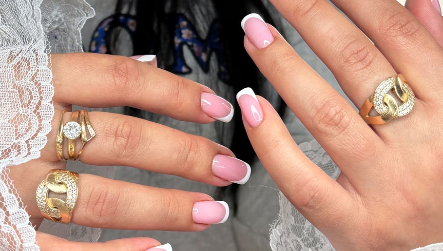 Манікюр з рожевим гель-лаком і французьким дизайном у Nails_Extensions_Gel Polish_Biab_Desing//Clonmel, Clonmel, County Tipperary, IE.