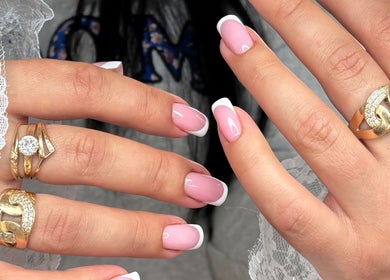 Манікюр з рожевим гель-лаком і французьким дизайном у Nails_Extensions_Gel Polish_Biab_Desing//Clonmel, Clonmel, County Tipperary, IE.