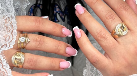 Манікюр з рожевим гель-лаком і французьким дизайном у Nails_Extensions_Gel Polish_Biab_Desing//Clonmel, Clonmel, County Tipperary, IE.