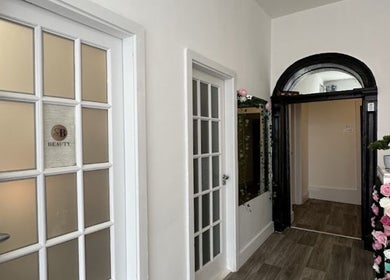 Вхід в Nails_ Extensions_ Gel polish_ Biab_Desing//Clonmel, Clonmel, County Tipperary, IE з квітами.