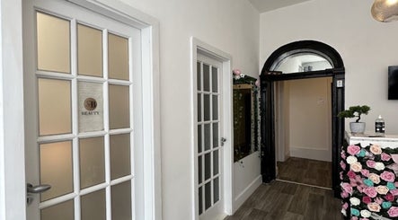 Вхід в Nails_ Extensions_ Gel polish_ Biab_Desing//Clonmel, Clonmel, County Tipperary, IE з квітами.