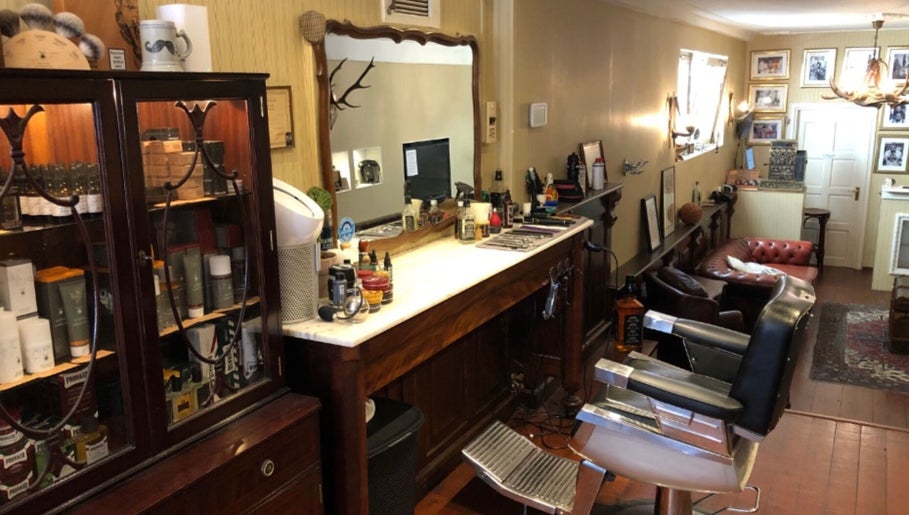 Interieur van Valentino Barbers in alphen aan den rijn, Zuid-holland, NL met klassieke stoel en producten.