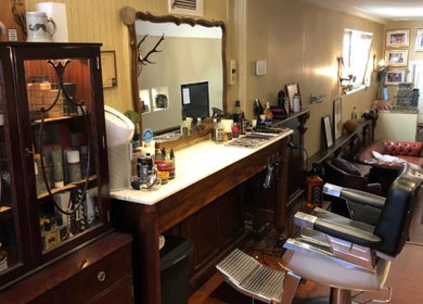 Interieur van Valentino Barbers in alphen aan den rijn, Zuid-holland, NL met klassieke stoel en producten.