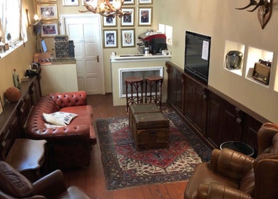 Stijlvolle retro lounge bij Valentino Barbers, alphen aan den rijn, Zuid-holland, NL, met leren zitplaatsen.