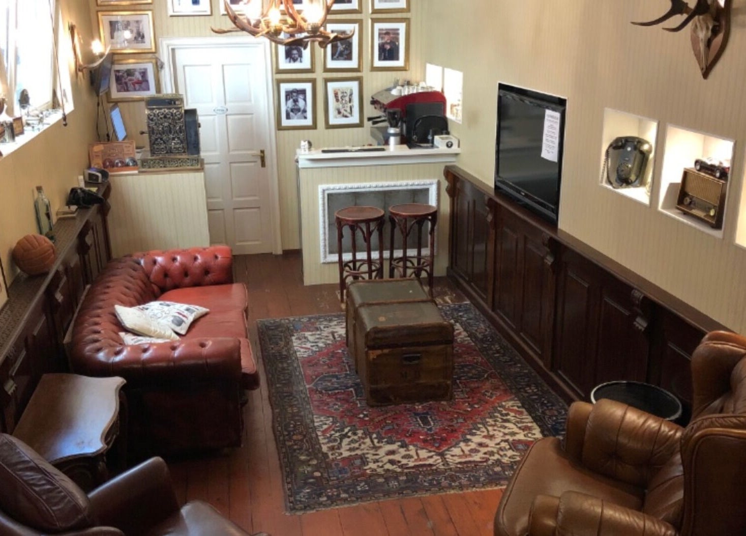 Stijlvolle retro lounge bij Valentino Barbers, alphen aan den rijn, Zuid-holland, NL, met leren zitplaatsen.