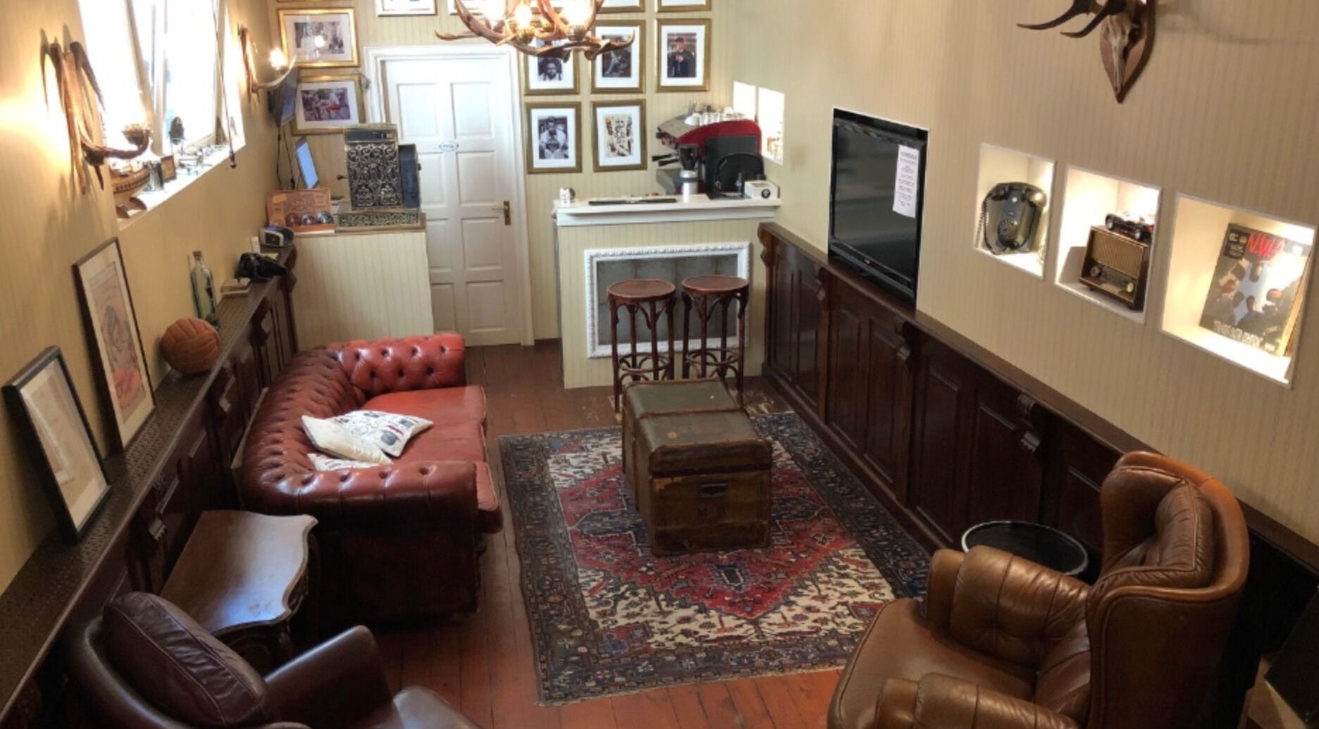 Stijlvolle retro lounge bij Valentino Barbers, alphen aan den rijn, Zuid-holland, NL, met leren zitplaatsen.