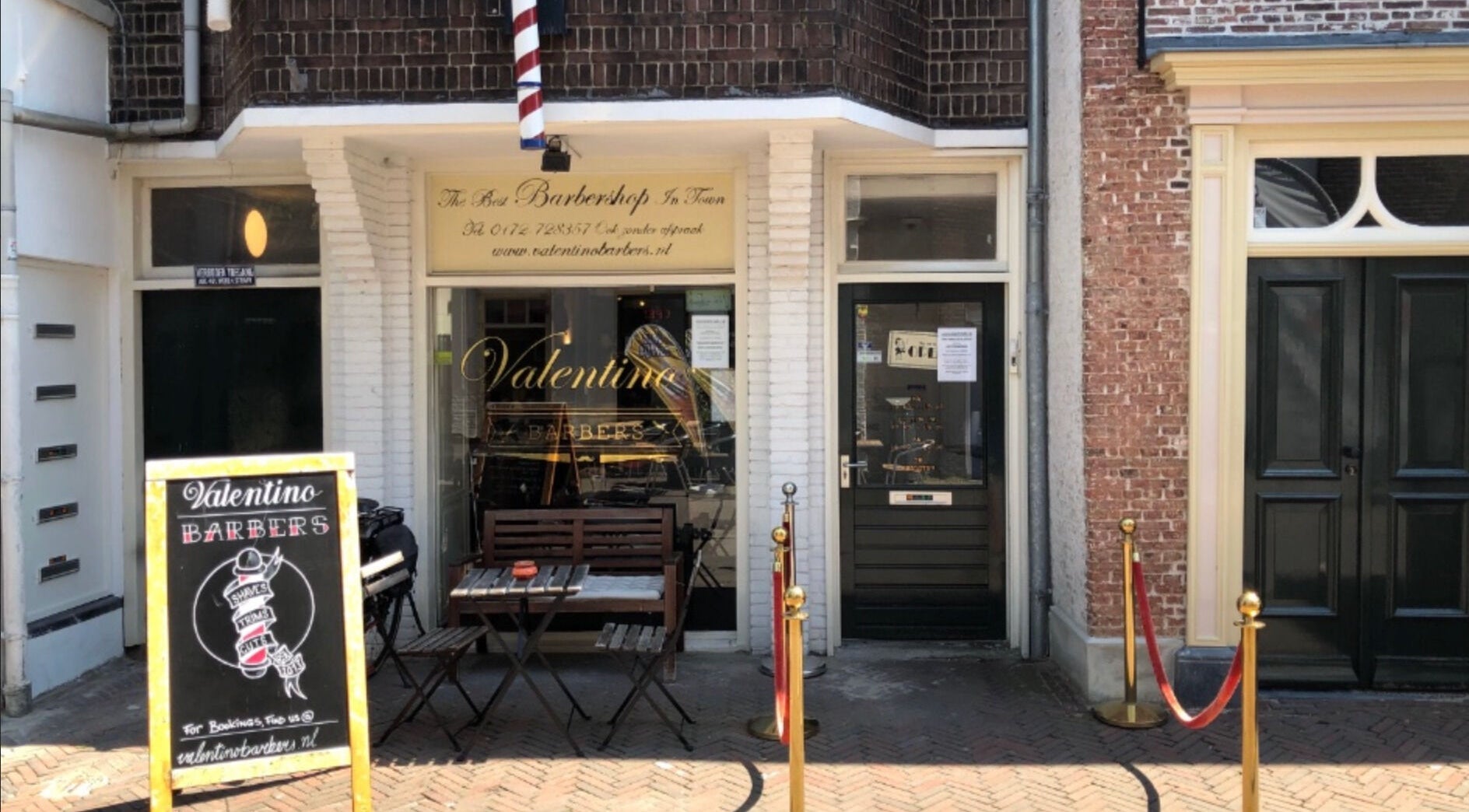 Buitenkant van Valentino Barbers in Alphen aan den Rijn, Zuid-Holland, NL met klassiek uithangbord.