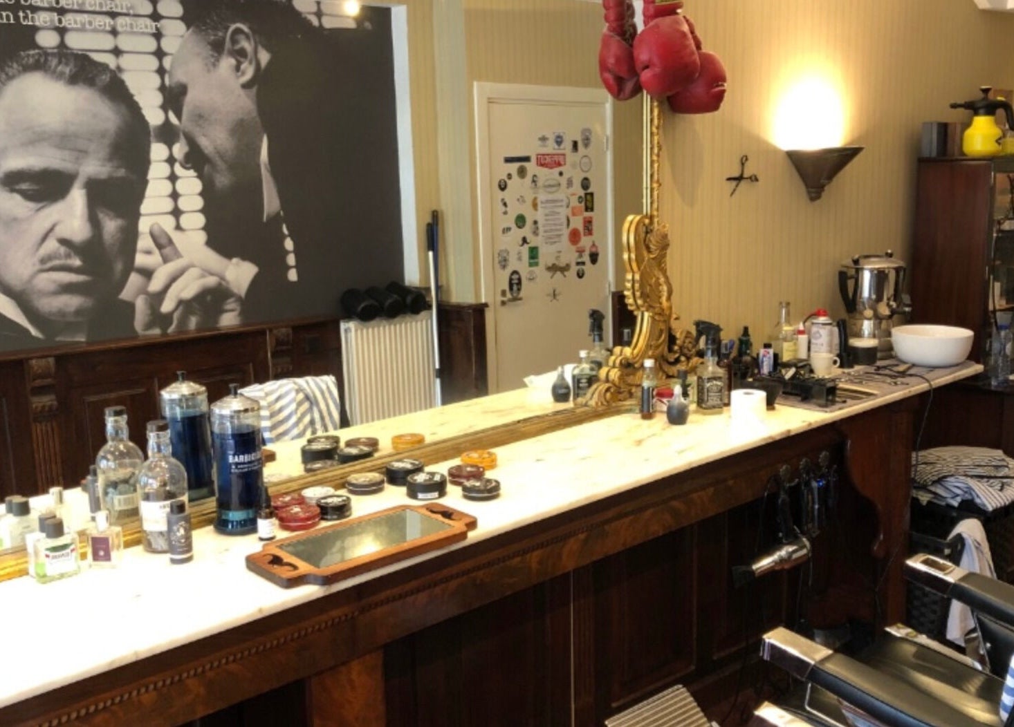 Interieur van Valentino Barbers met klassieke inrichting in Alphen aan den Rijn, Zuid-Holland, NL.