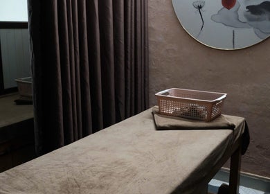 Phòng massage thư giãn tại Cọ Spa, Hà Nội, Hà Nội, VN với bàn massage và rèm tối màu.
