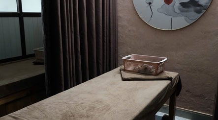 Phòng massage thư giãn tại Cọ Spa, Hà Nội, Hà Nội, VN với bàn massage và rèm tối màu.