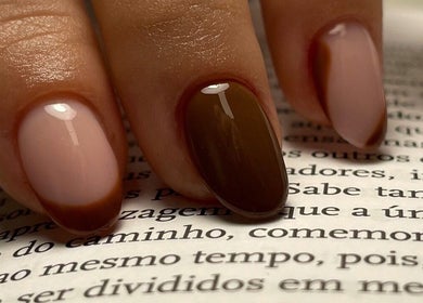 Sophisticated brown and nude nail art at Cátia Lima Beauty in Montijo, Setúbal, PT. Perfectly polished nails.