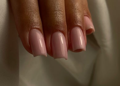 Elegant pink nails at Cátia Lima Beauty, Montijo, Setúbal, PT, perfect for a sophisticated look.
