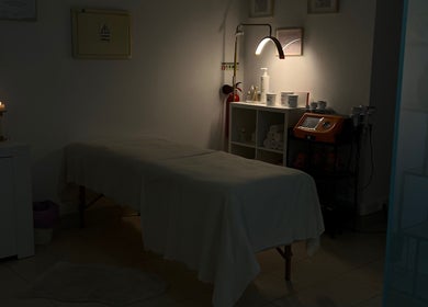 Sala de tratamento acolhedora em Cátia Lima Beauty, Montijo, Setúbal, PT, com iluminação suave e velas.
