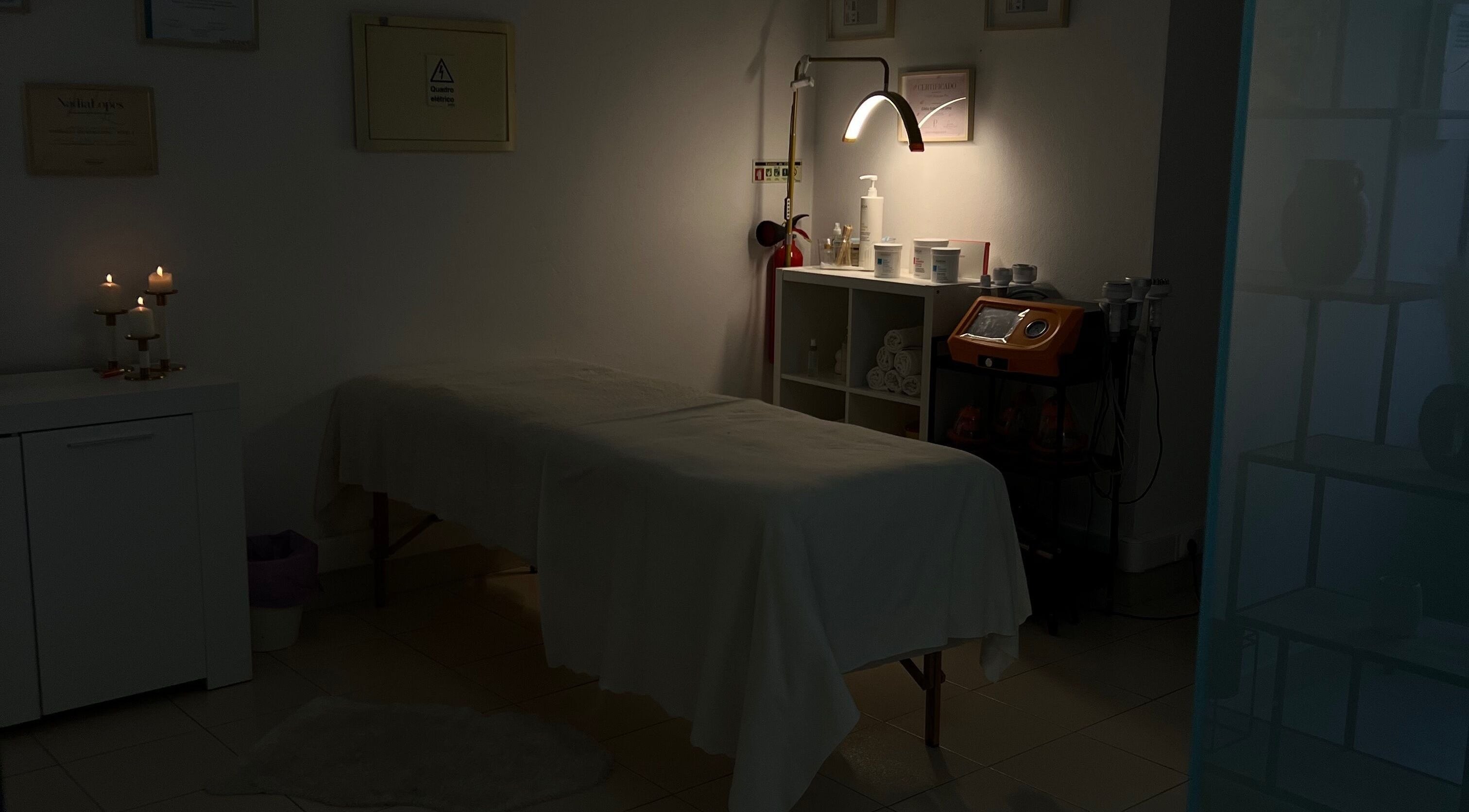Sala de tratamento acolhedora em Cátia Lima Beauty, Montijo, Setúbal, PT, com iluminação suave e velas.