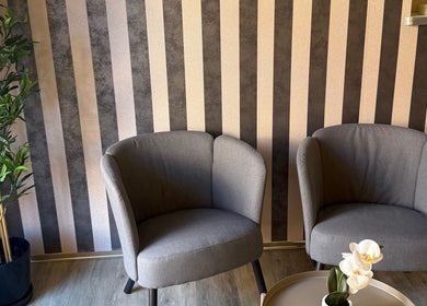 Area relax elegante con poltrone grigie a Eden Wellness SPA, roma, roma, IT.