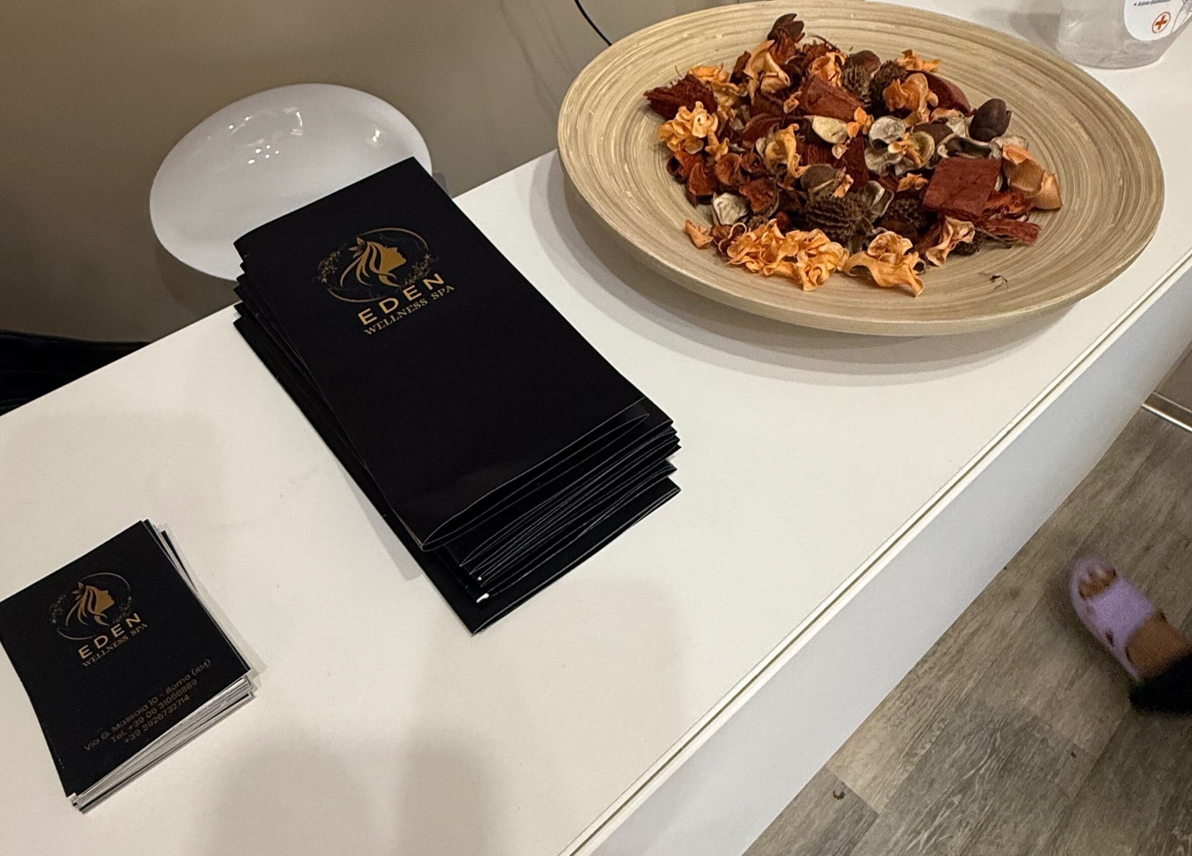 Brochure su tavolo all'Eden Wellness SPA, Roma, Roma, IT. Accoglienza elegante.