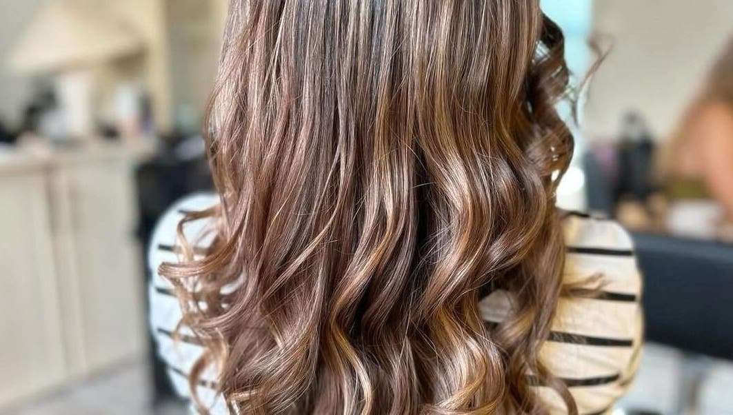 Luxurious wavy hairstyle at Herboren Salon and Spa located in Kralendijk, Bonaire, BQ.