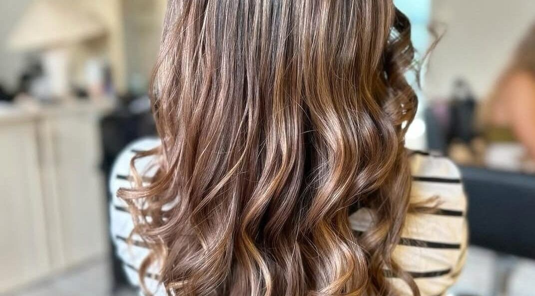 Luxurious wavy hairstyle at Herboren Salon and Spa located in Kralendijk, Bonaire, BQ.