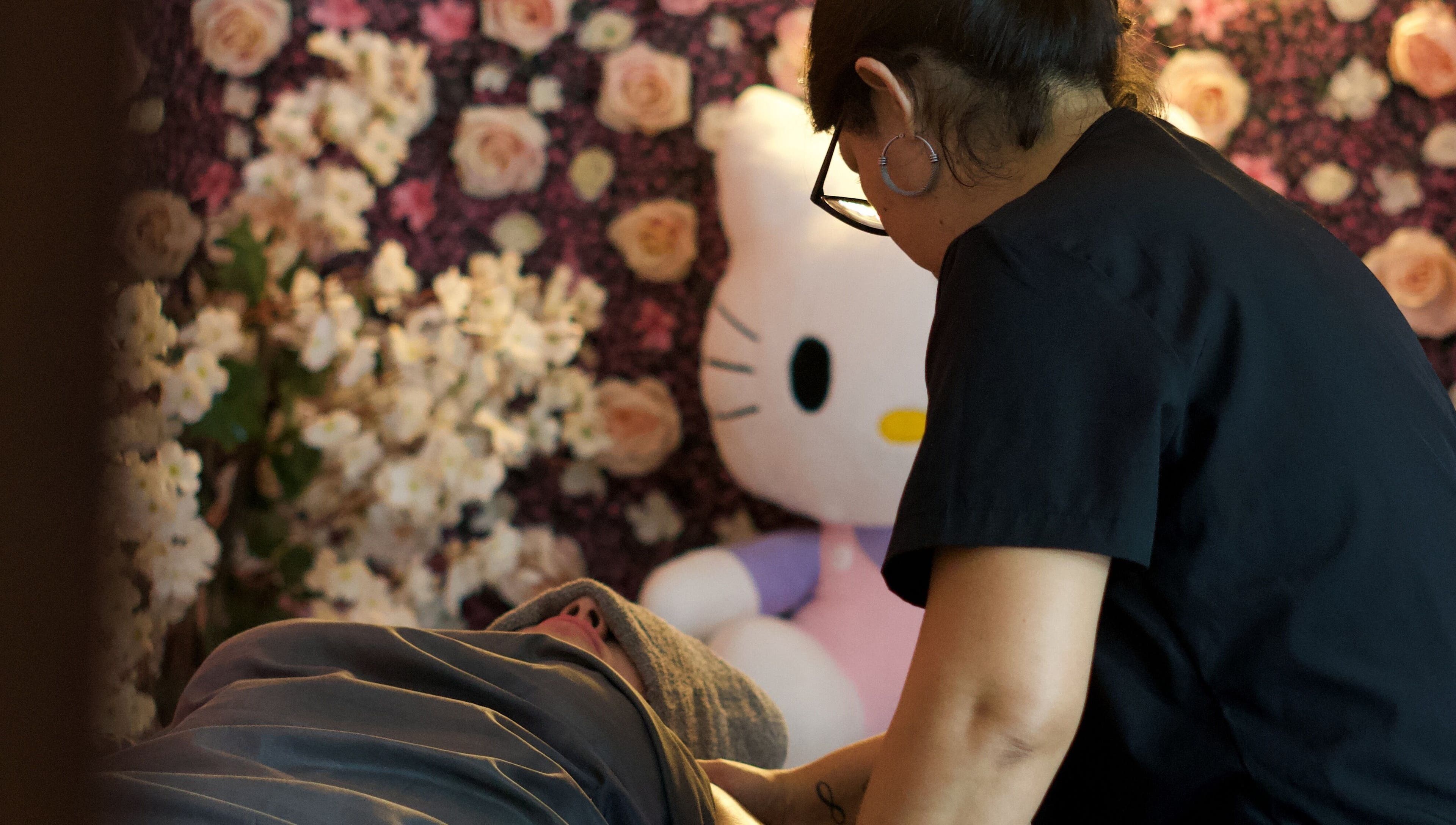 Terapia de relajación en Beauty Studio Suc. Lagos, Xalapa-enríquez, Veracruz, MX con fondo floral.