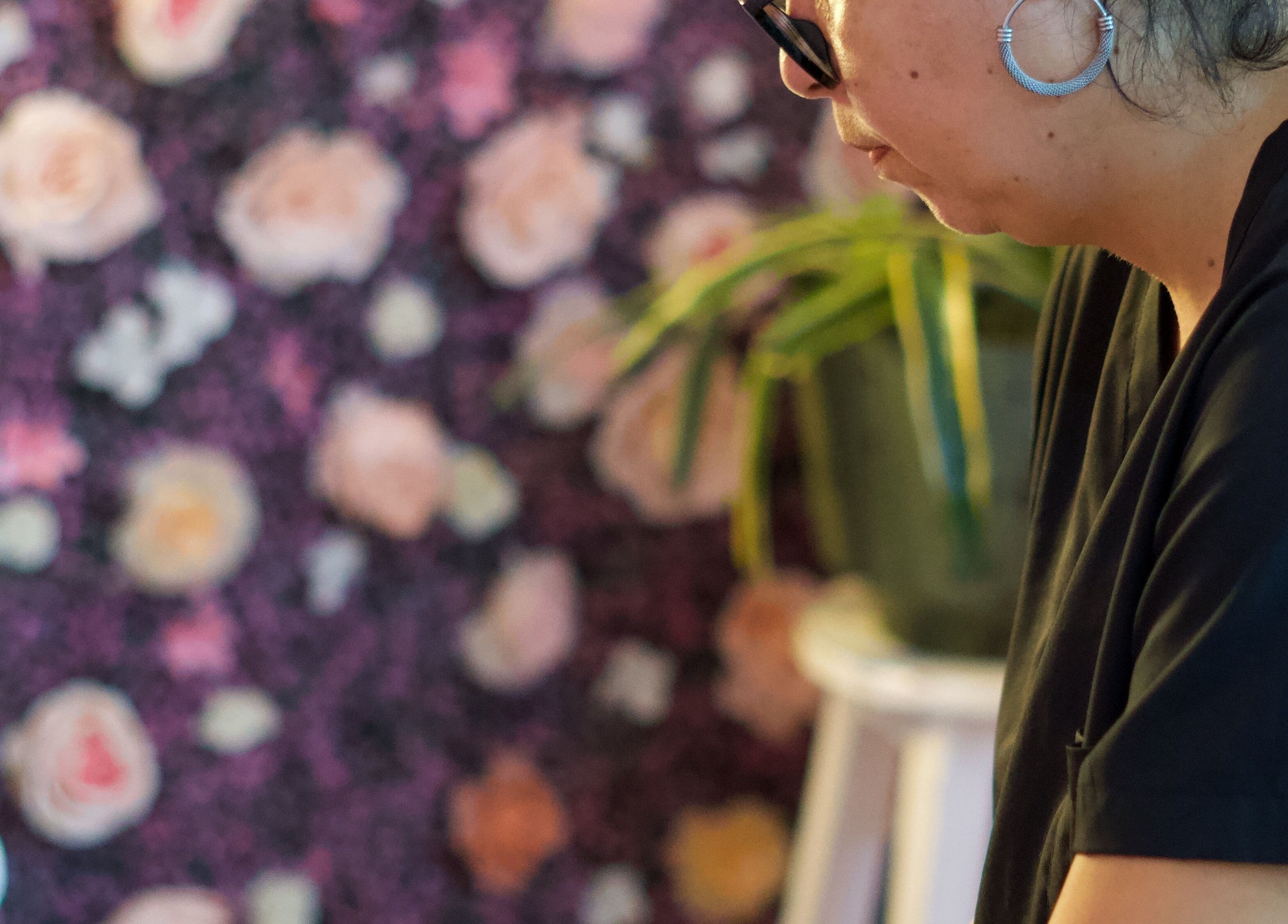 Profesional en acción en Beauty Studio Suc. Lagos, Xalapa-enríquez, Veracruz, MX, junto a un fondo floral vibrante.