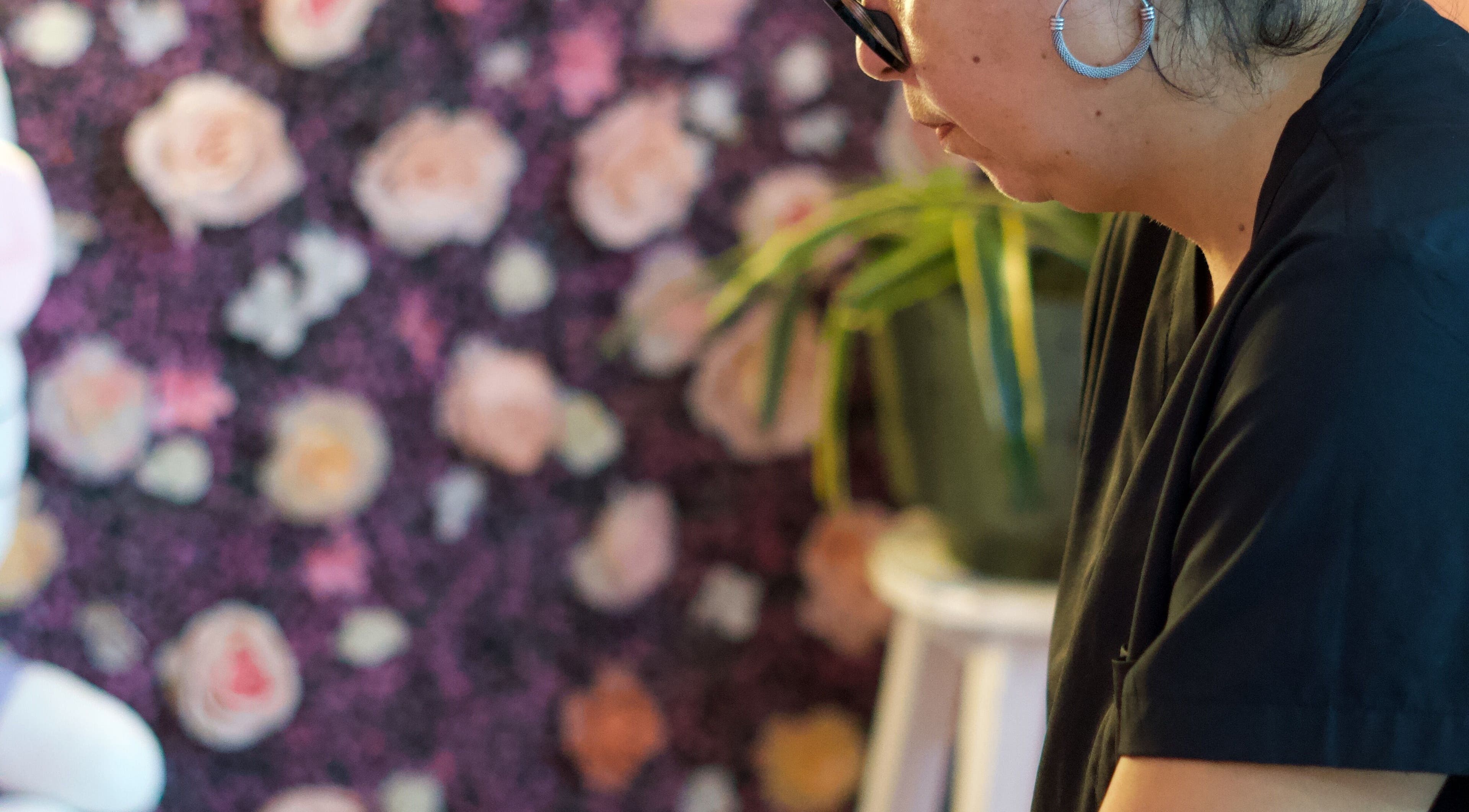 Profesional en acción en Beauty Studio Suc. Lagos, Xalapa-enríquez, Veracruz, MX, junto a un fondo floral vibrante.