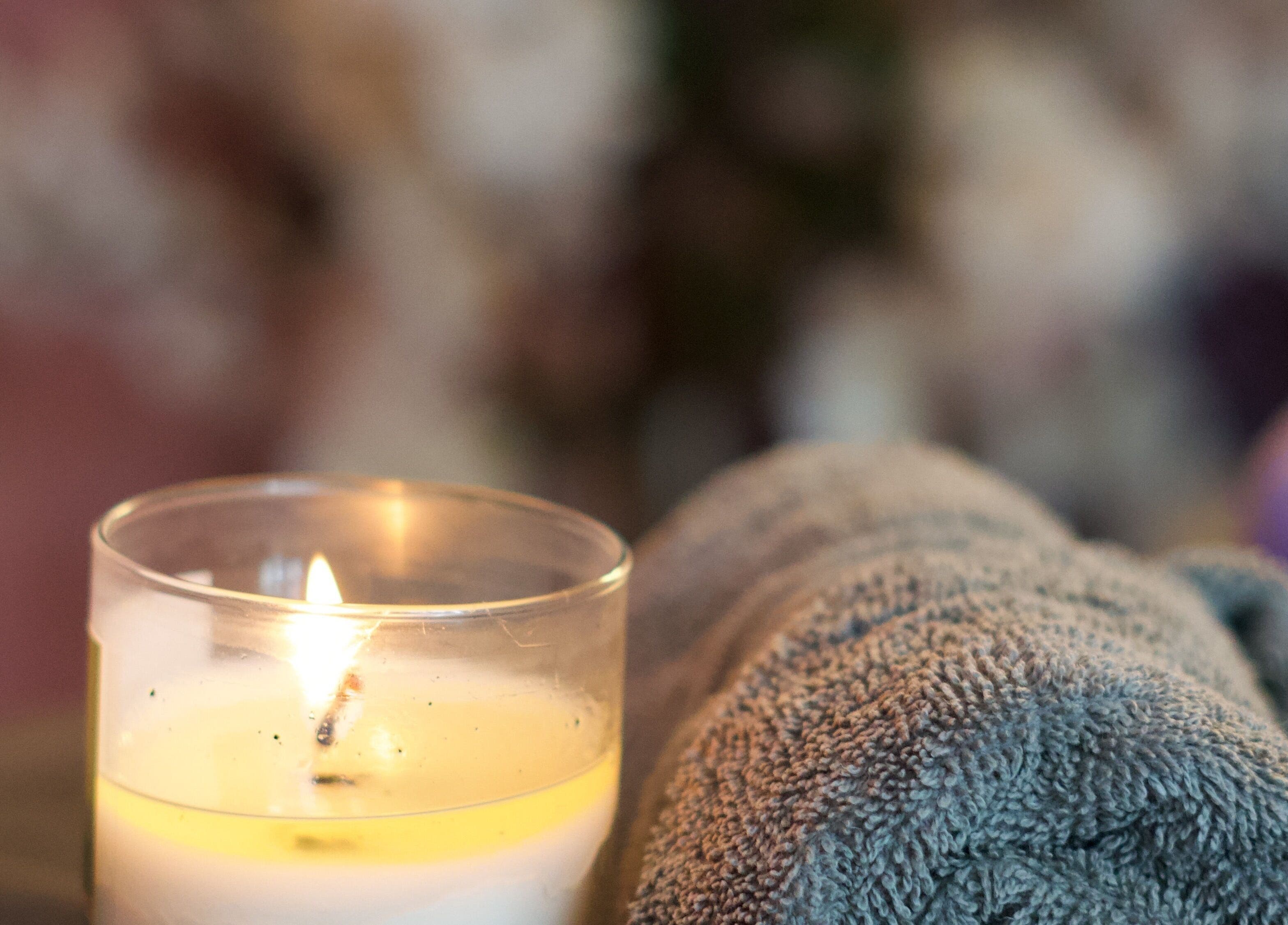 Vela encendida y toalla en Beauty Studio Suc. Lagos, Xalapa-enríquez, Veracruz, MX, crean ambiente relajante.