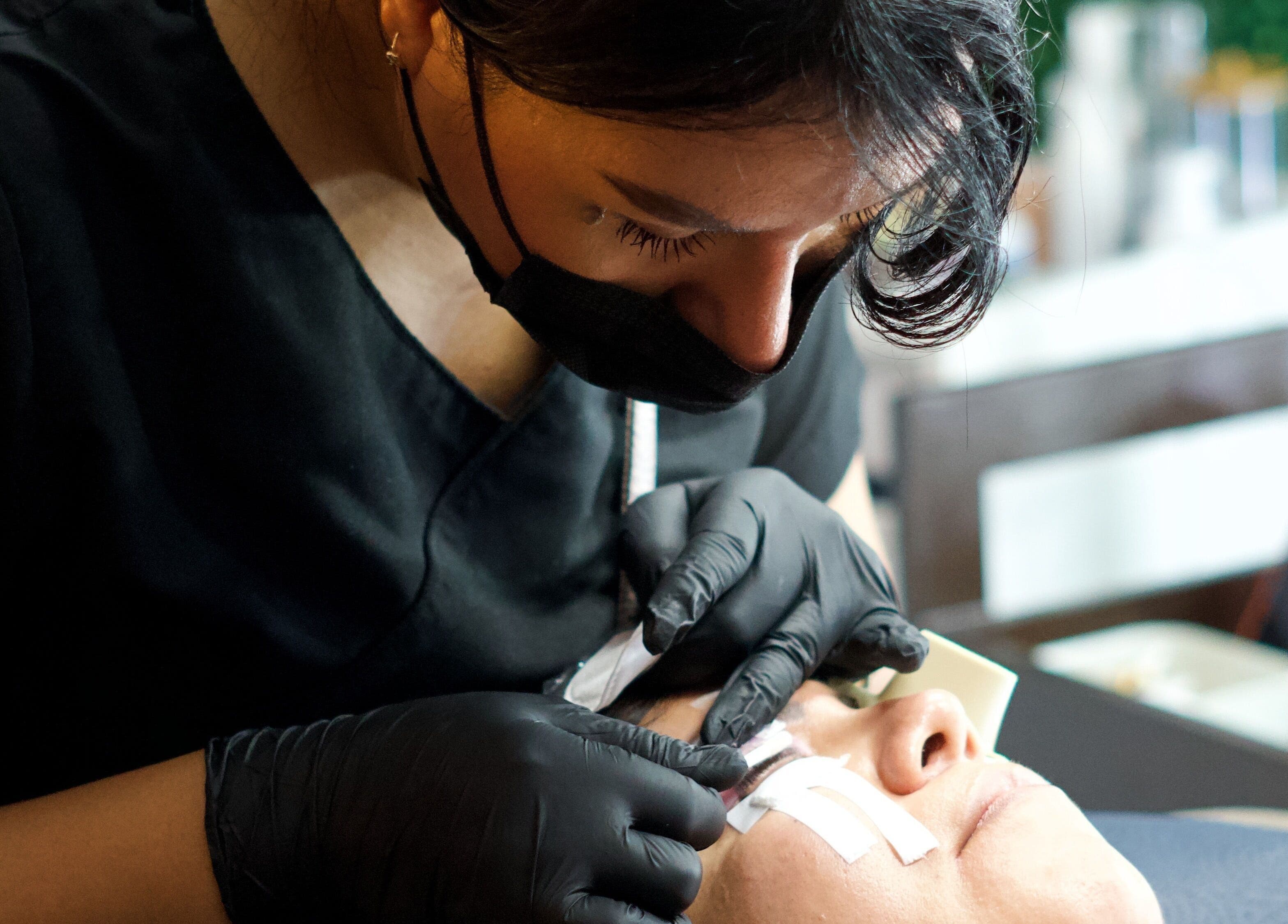 Técnica aplicando extensión de pestañas en Beauty Studio Suc. Lagos, Xalapa-enríquez, Veracruz, MX.