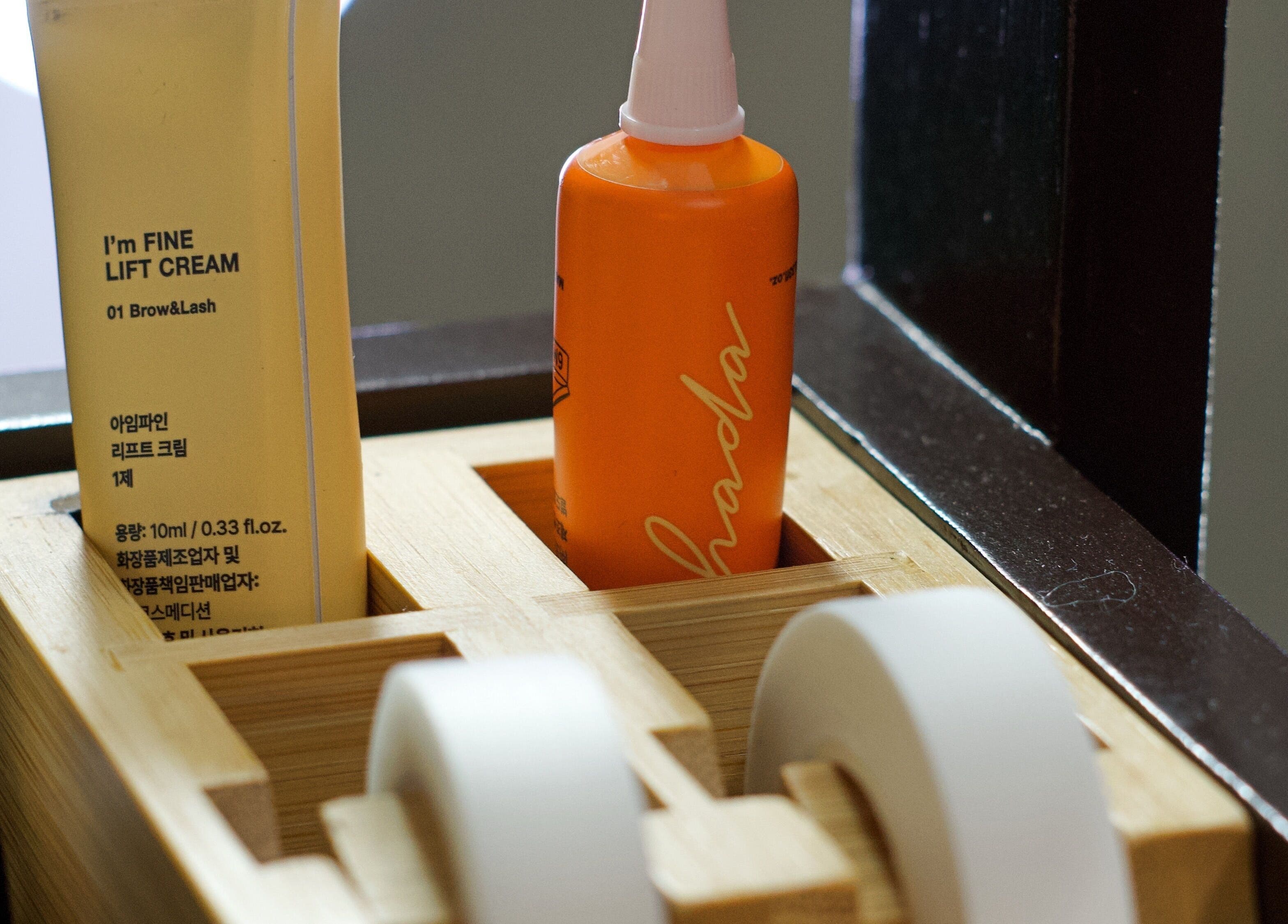 Productos de belleza en Beauty Studio Suc. Lagos, Xalapa-enríquez, Veracruz, MX en una caja de madera.