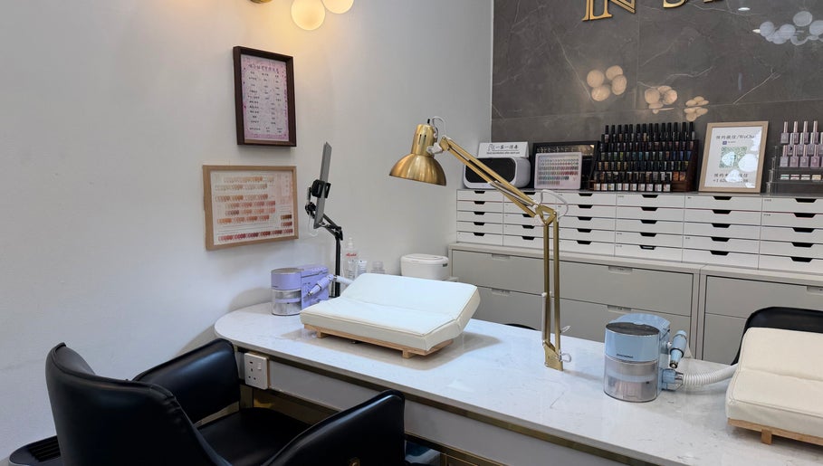 MissMeowNails的美甲桌，位于美国加利福尼亚工业市，展现整洁的美甲工位。