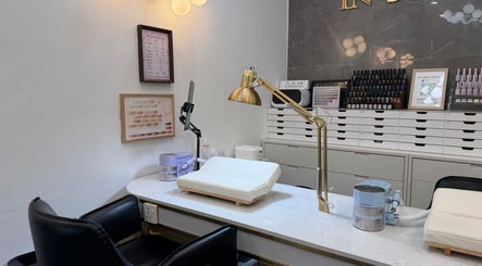 MissMeowNails的美甲桌，位于美国加利福尼亚工业市，展现整洁的美甲工位。
