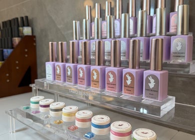 MissMeowNails展示台上的亮丽指甲油和装饰品，位于City Of Industry, California, US。