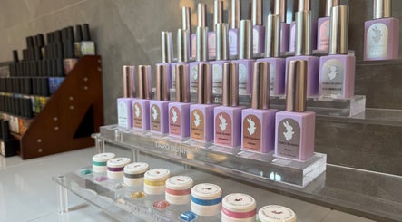 MissMeowNails展示台上的亮丽指甲油和装饰品，位于City Of Industry, California, US。