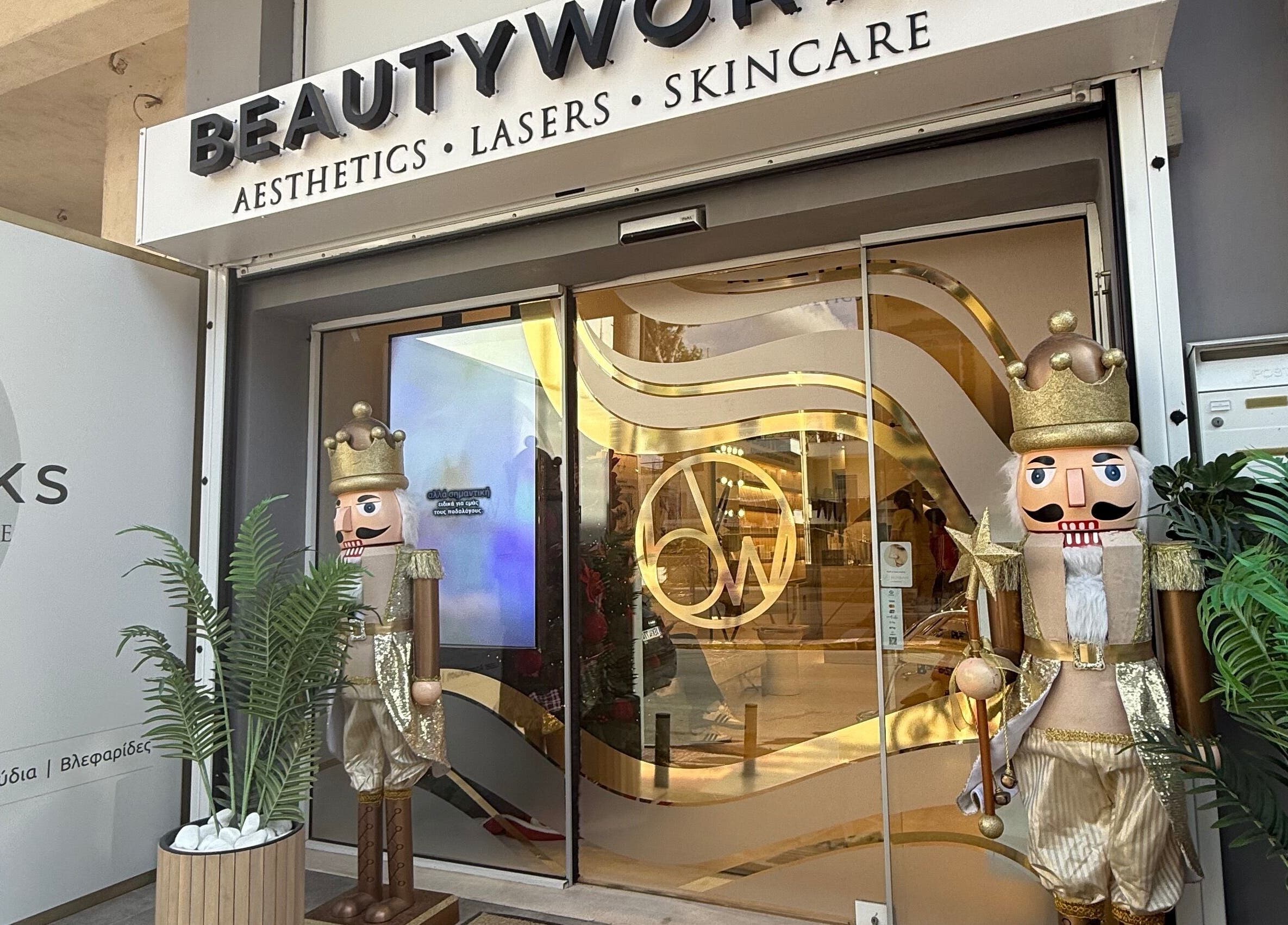 Η είσοδος του Beautyworks Aesthetics στην Άρτεμις, GR με διακόσμηση και φωτισμό.