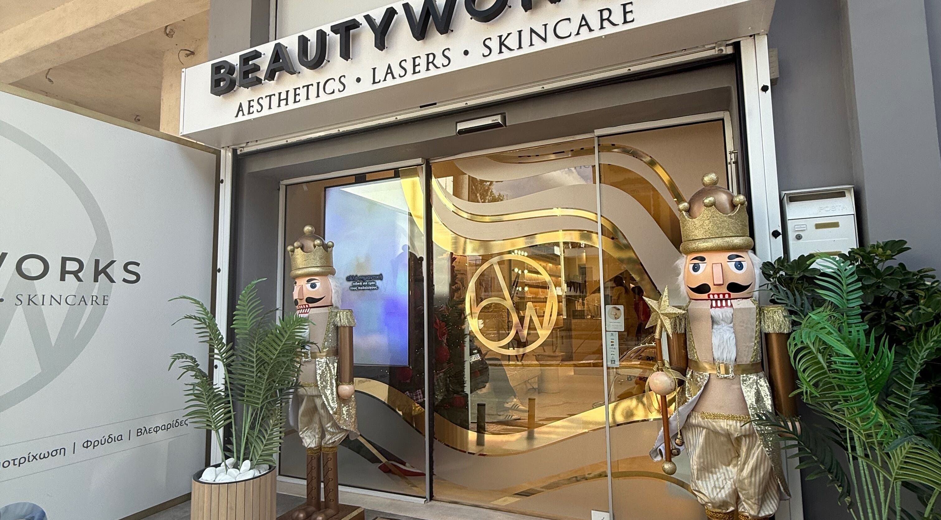 Η είσοδος του Beautyworks Aesthetics στην Άρτεμις, GR με διακόσμηση και φωτισμό.