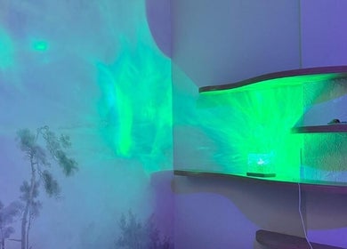 Ambiente relaxante com iluminação verde no Guta Maciel, Minas Gerais, Minas Gerais, BR.