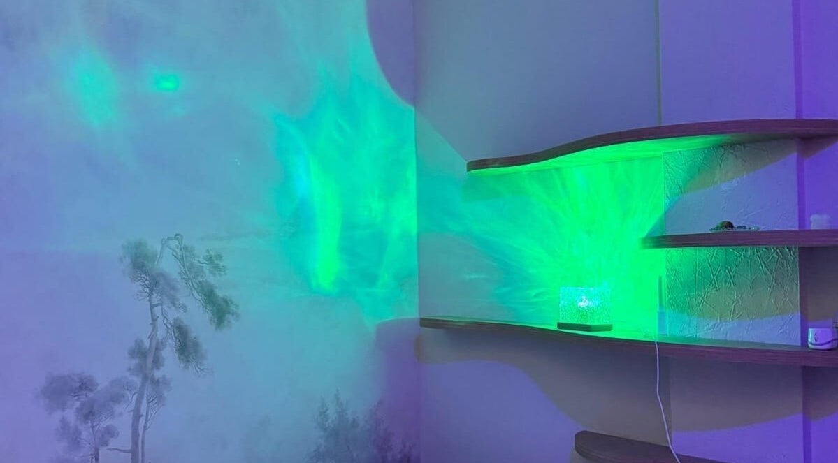 Ambiente relaxante com iluminação verde no Guta Maciel, Minas Gerais, Minas Gerais, BR.