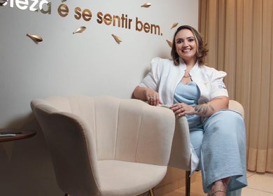 Profissional sorridente em Guta Maciel, Minas Gerais, em ambiente acolhedor e moderno.