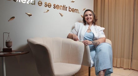 Profissional sorridente em Guta Maciel, Minas Gerais, em ambiente acolhedor e moderno.