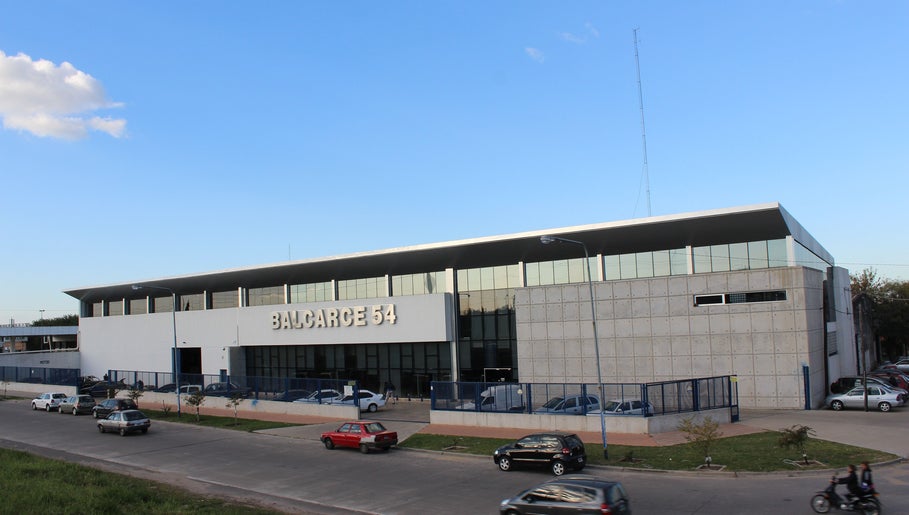 Fachada del moderno edificio Balcarce 54 en Rosario, Santa Fe, AR.