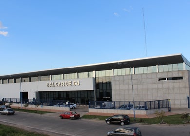 Fachada del moderno edificio Balcarce 54 en Rosario, Santa Fe, AR.