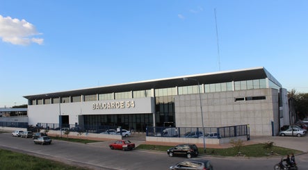 Fachada del moderno edificio Balcarce 54 en Rosario, Santa Fe, AR.