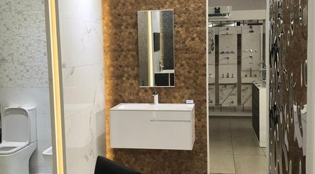 Moderno baño en Balcarce 54, Rosario, Santa Fe, AR con azulejos hexagonales y lavabo elegante.
