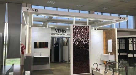 Exhibición de diseño interior en Balcarce 54, Rosario, Santa Fe, AR con detalles modernos y elegantes.