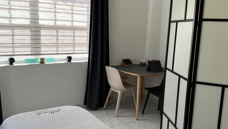 Rustige werkhoek bij HOLISTIC BEAUTY EDITH in Willemstad, Curaçao, met natuurlijke verlichting en stijlvol meubilair.