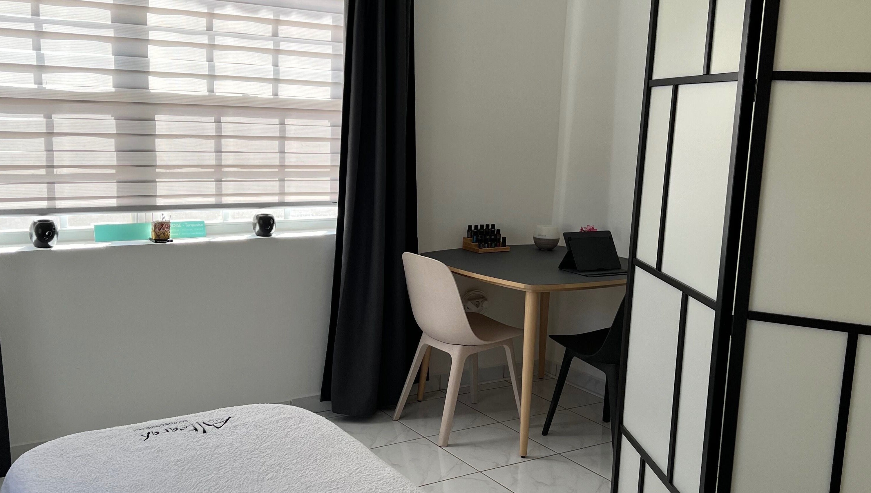 Rustige werkhoek bij HOLISTIC BEAUTY EDITH in Willemstad, Curaçao, met natuurlijke verlichting en stijlvol meubilair.