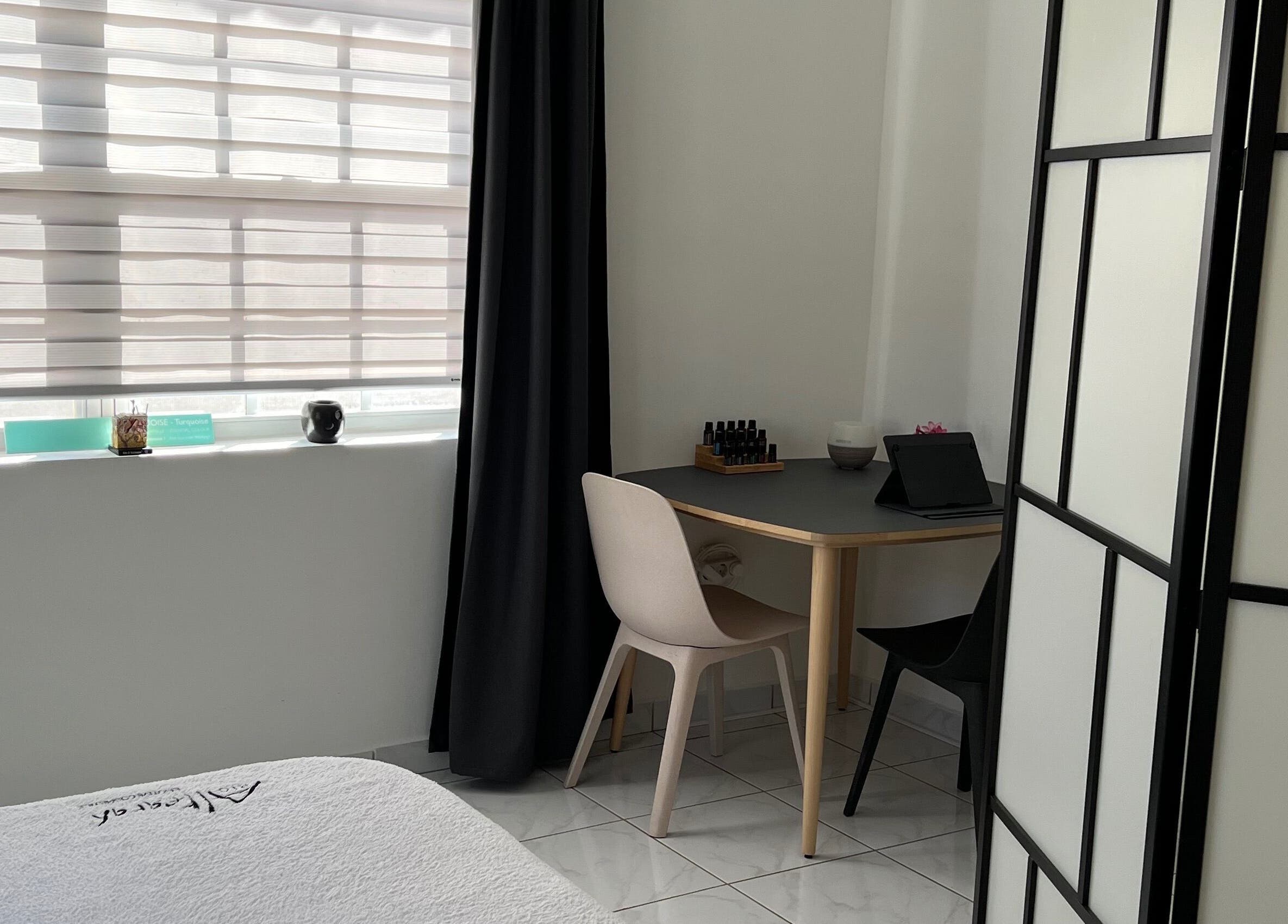 Rustige werkhoek bij HOLISTIC BEAUTY EDITH in Willemstad, Curaçao, met natuurlijke verlichting en stijlvol meubilair.