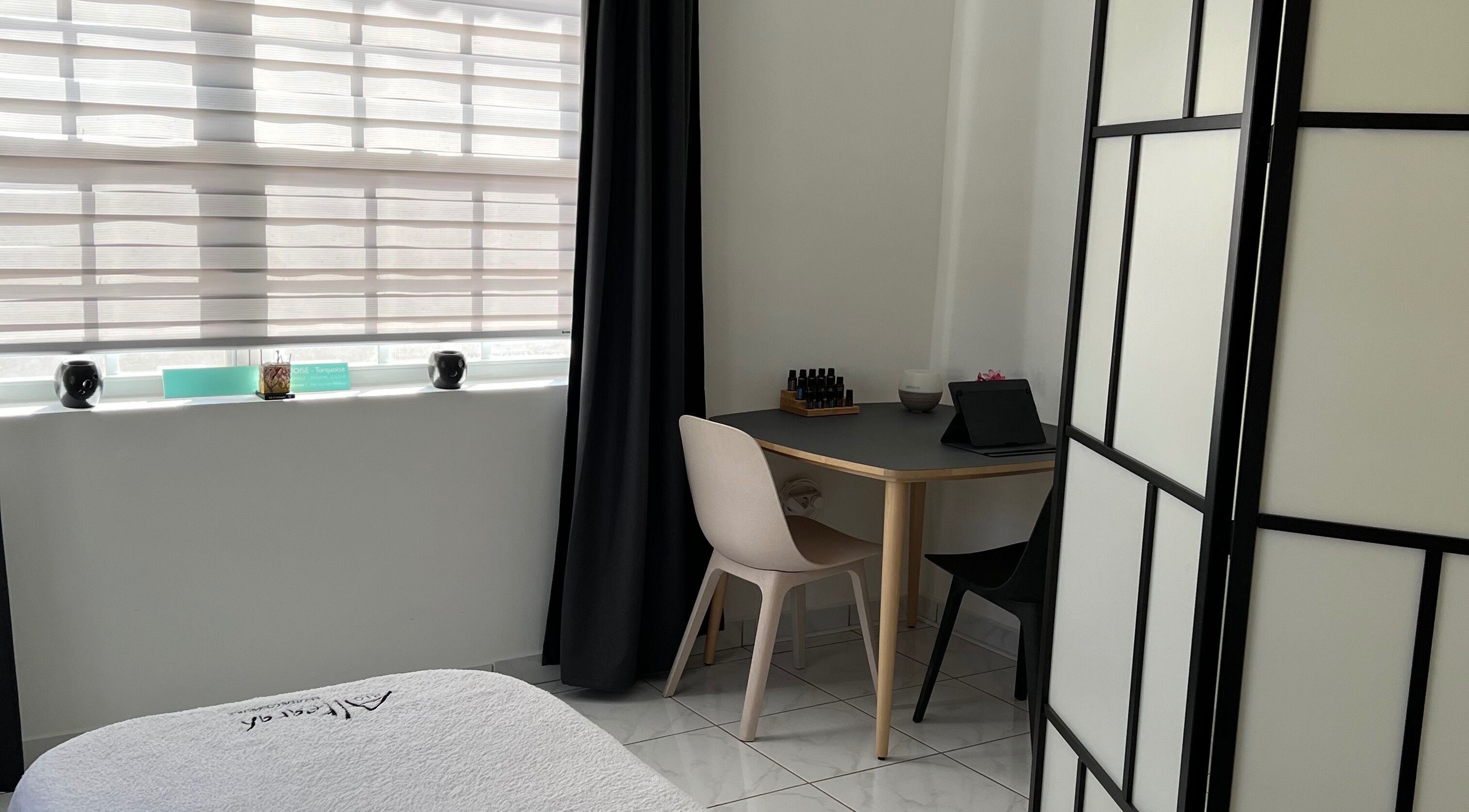 Rustige werkhoek bij HOLISTIC BEAUTY EDITH in Willemstad, Curaçao, met natuurlijke verlichting en stijlvol meubilair.