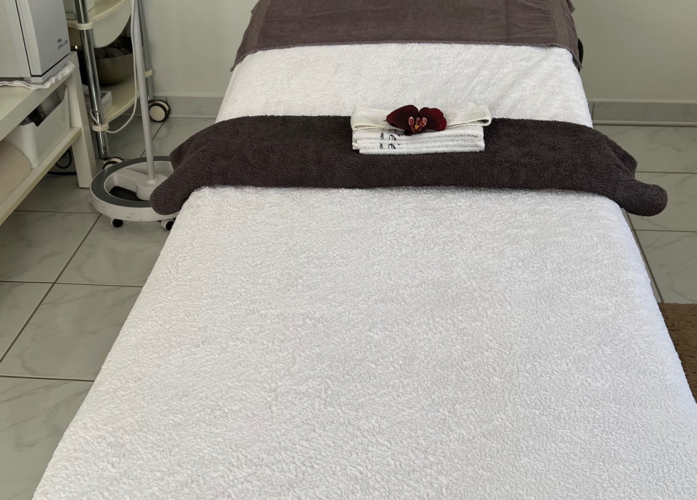 Massagebed bij HOLISTIC BEAUTY EDITH, Willemstad, Curaçao, CW biedt rustgevende wellness ervaring.