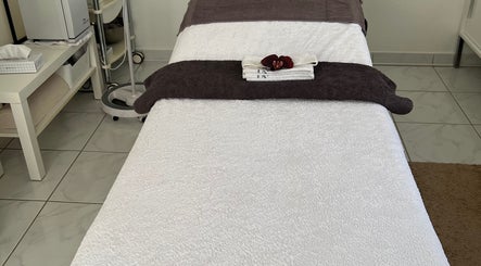 Massagebed bij HOLISTIC BEAUTY EDITH, Willemstad, Curaçao, CW biedt rustgevende wellness ervaring.